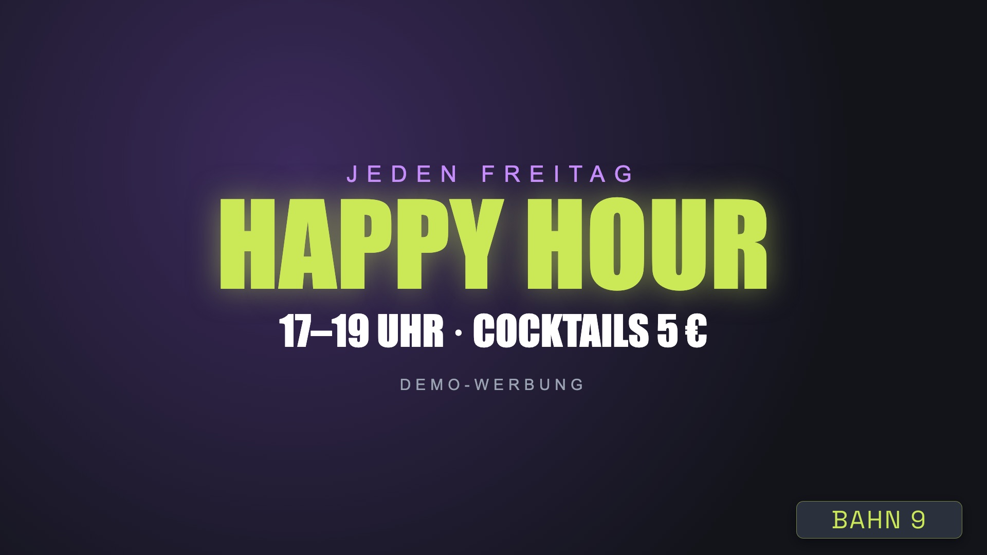 Bahnmonitor ohne Spiel zeigt ein Werbemotiv „Happy Hour“ im Vollbild, unten rechts die Bahnnummer